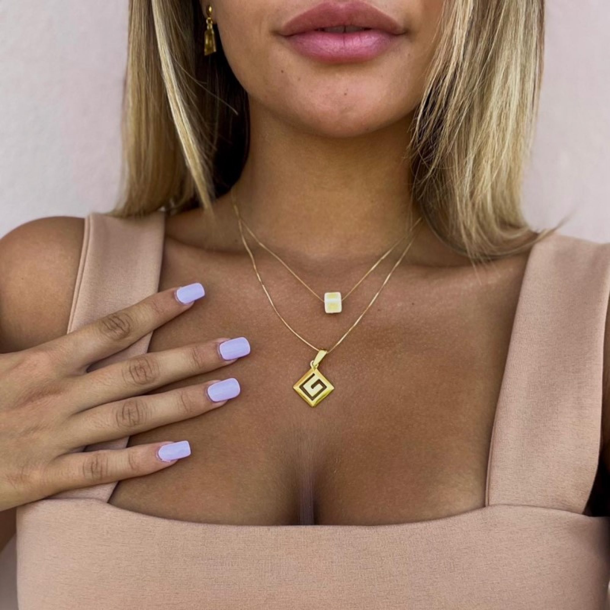 Κολιέ επίχρυσο με χάντρα μπεζ