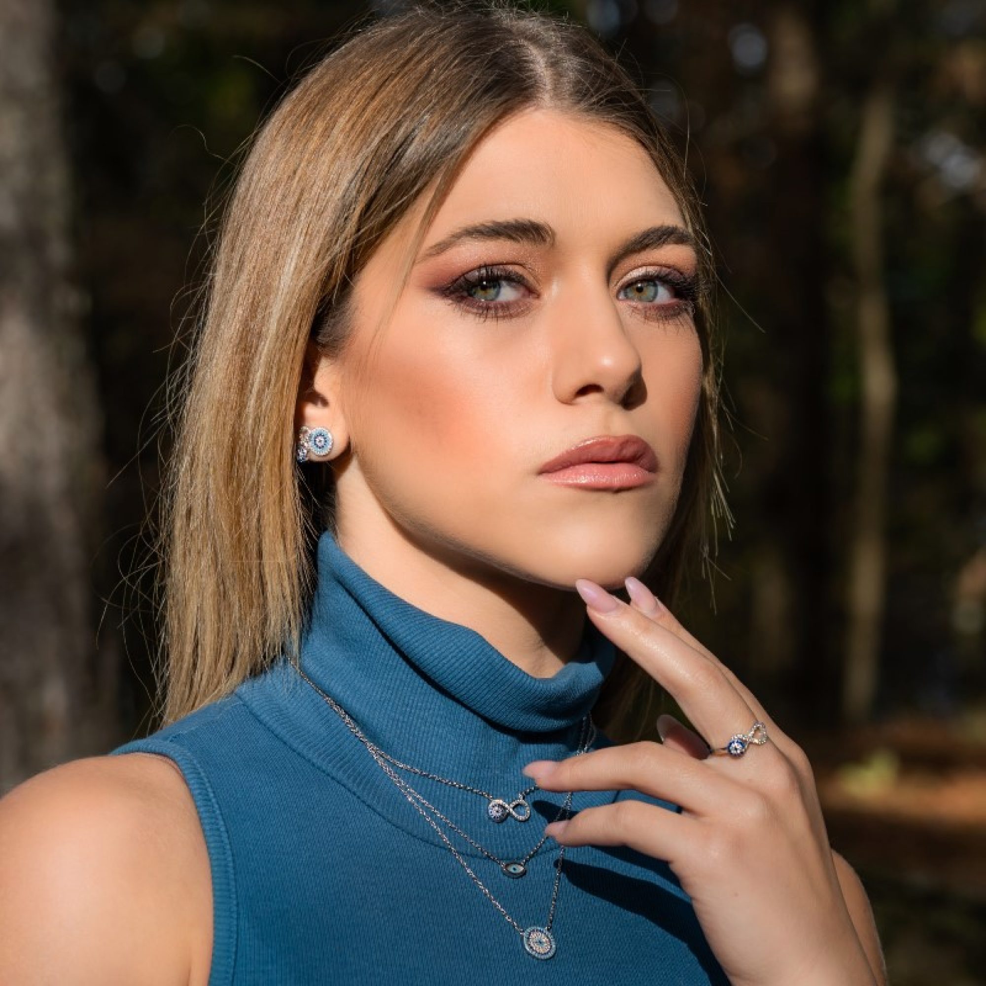 Eye necklace with mother of pearl