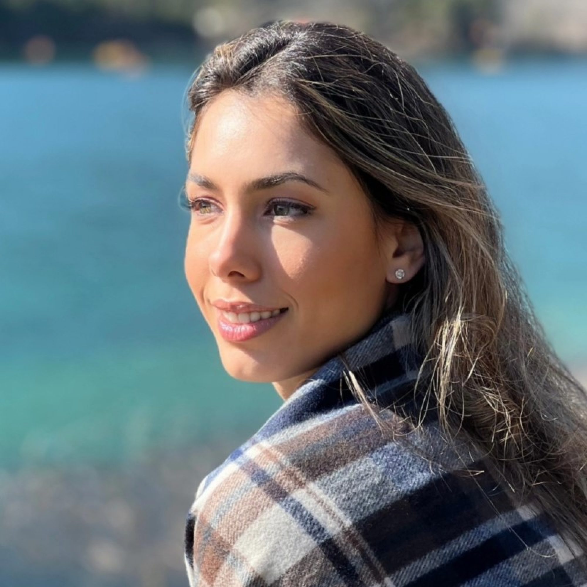 Σκουλαρίκια καρφωτά με πέτρα ζιργκόν