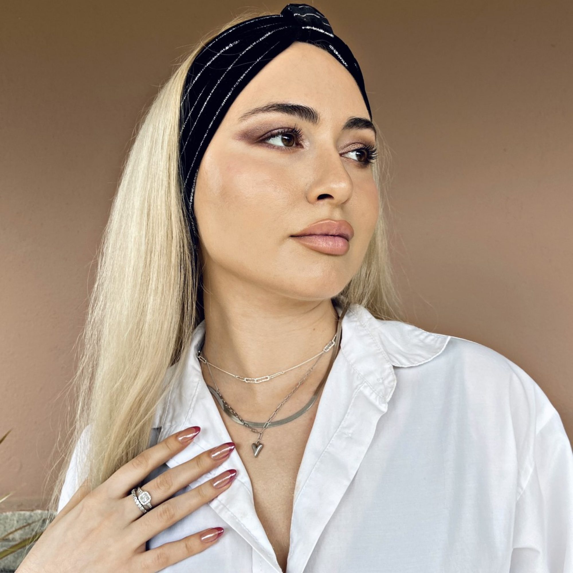 Ring with zircon stones