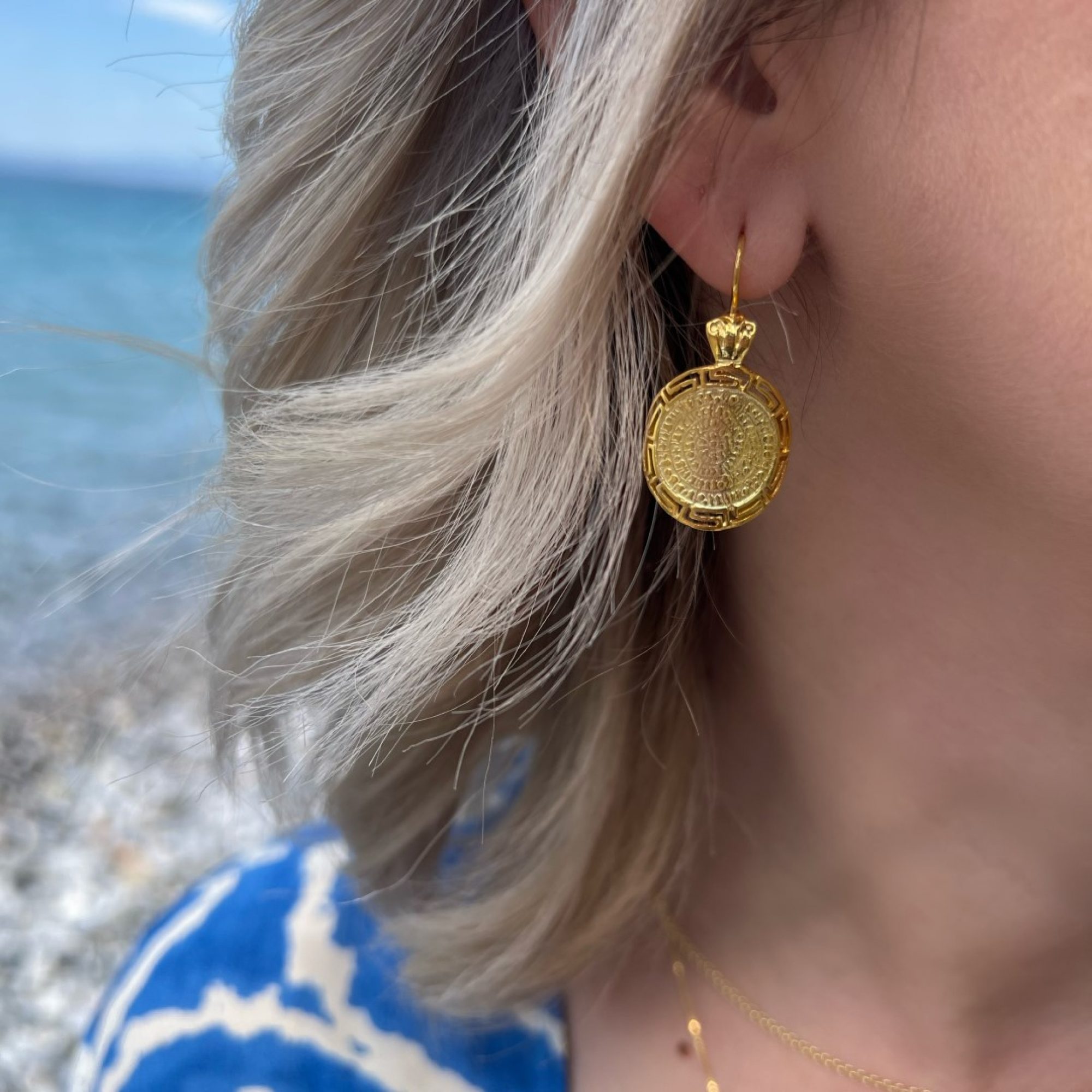 Σκουλαρίκια δίσκος της Φαιστού με μαίανδρο κρεμαστά επίχρυσα