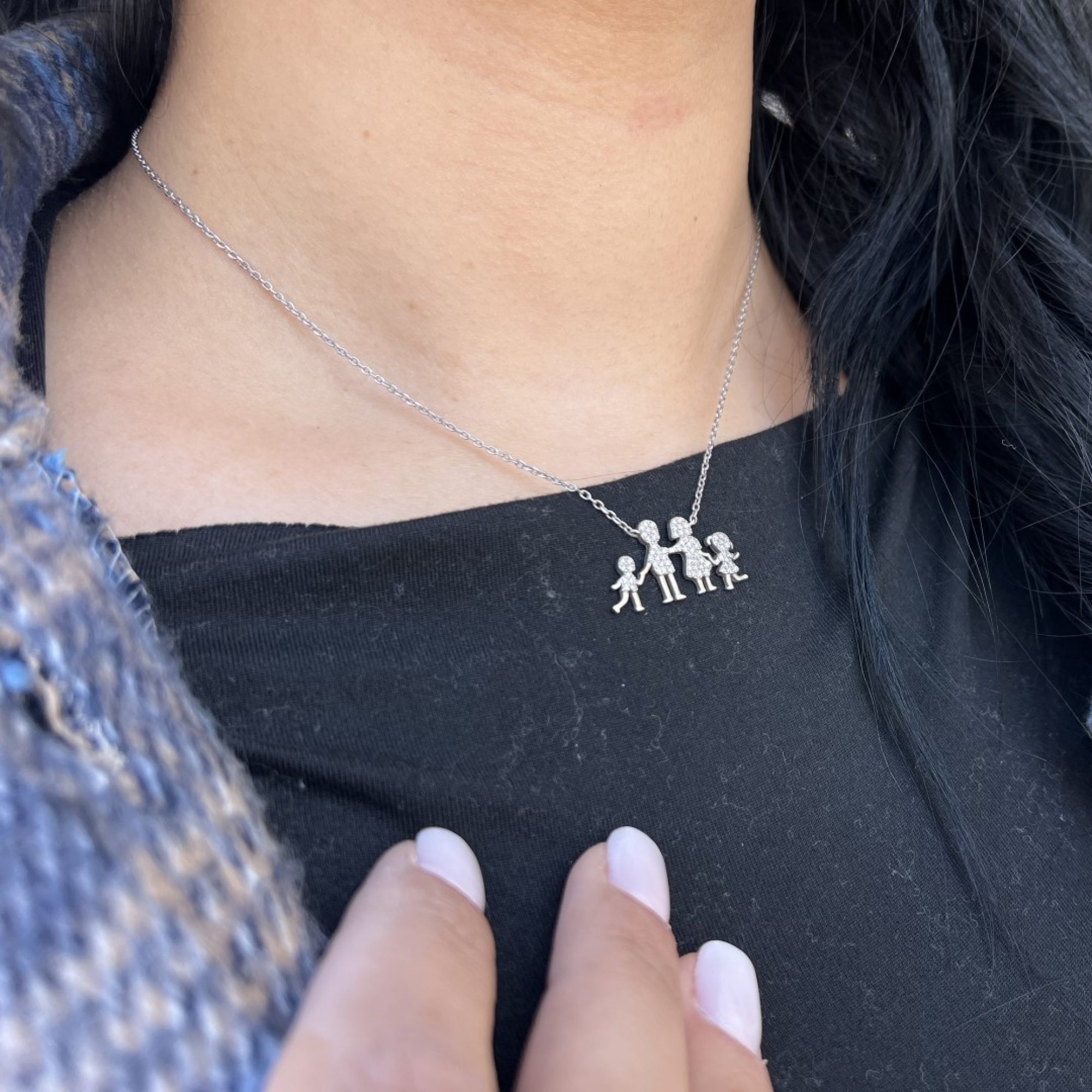 Κολιέ οικογένεια με ένα κοριτσάκι και ένα αγοράκι με πέτρες ζιργκόν