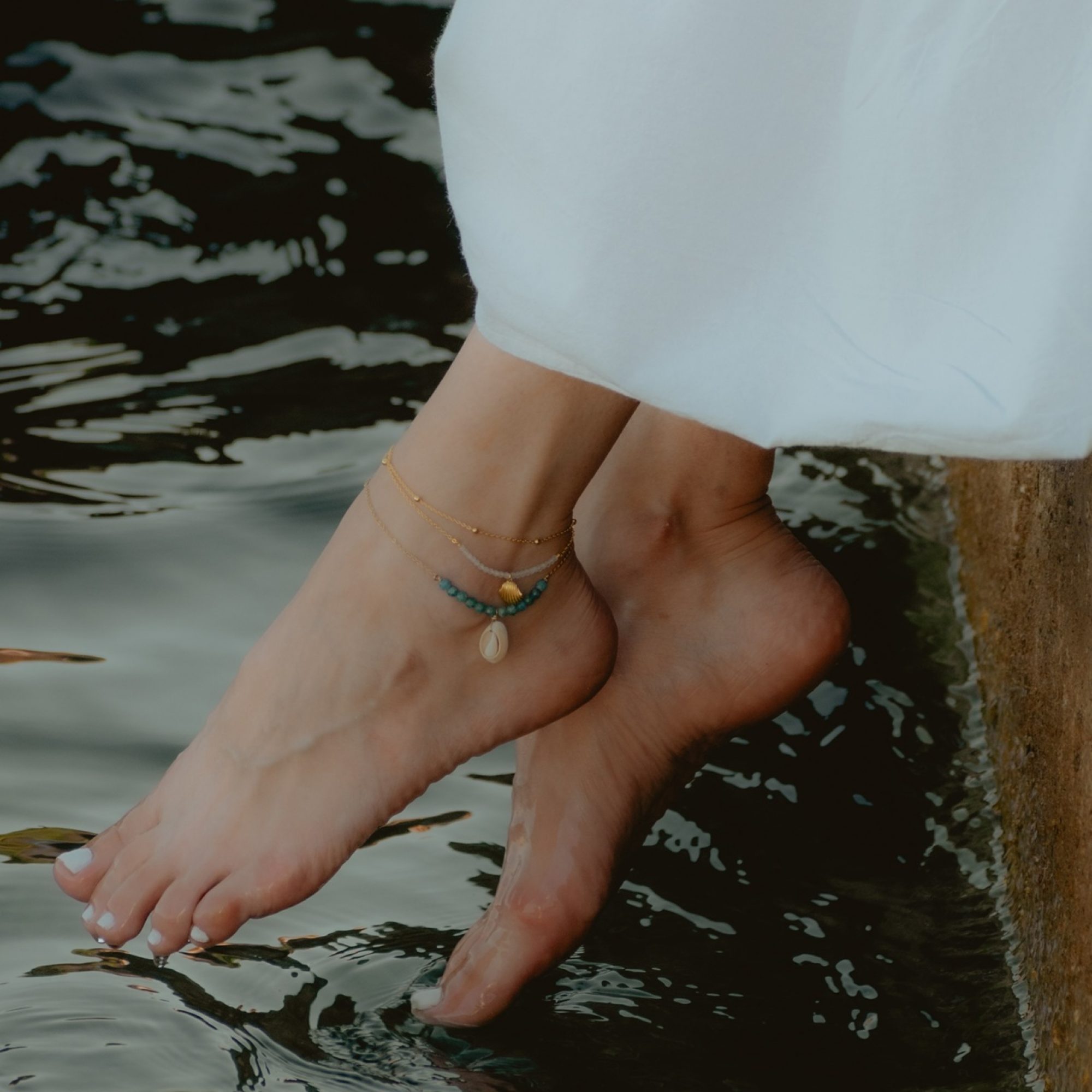 Gold plated anklet with dangle seashell