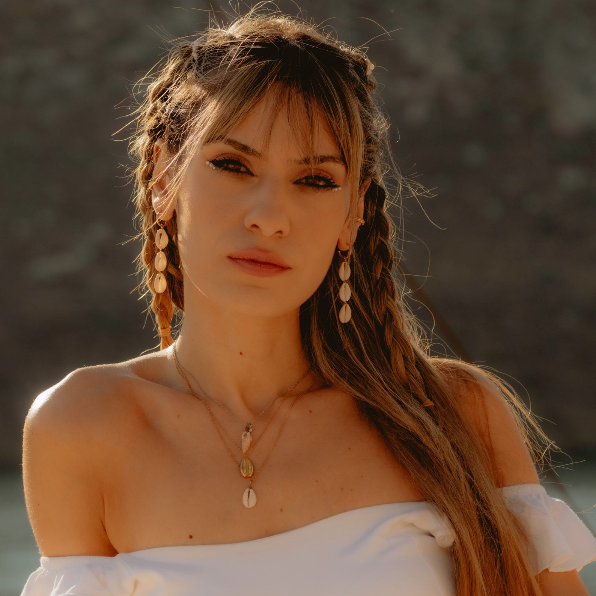 Κολιέ επίχρυσο με κοχύλι και ζιργκόν πέτρα