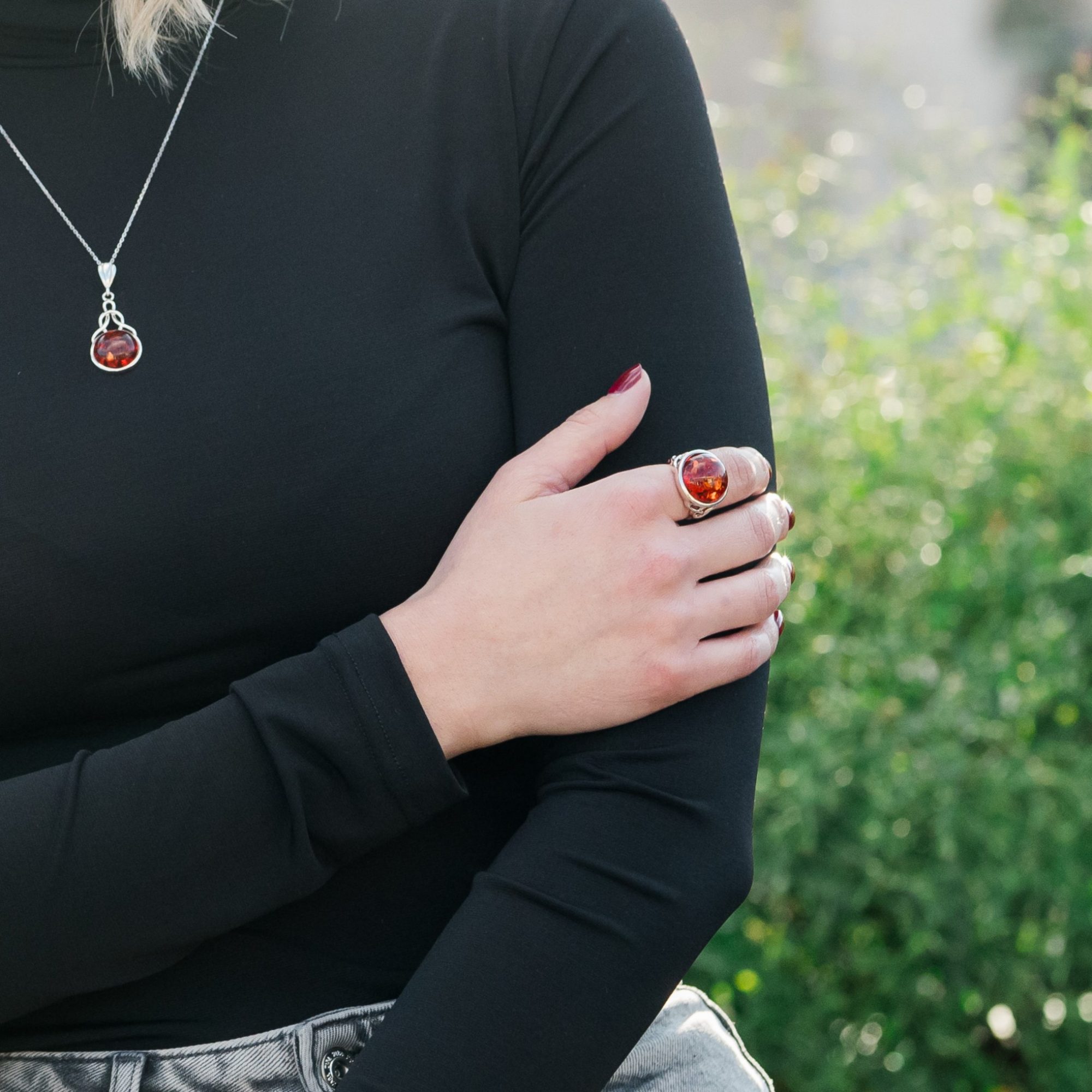 Ring with amber