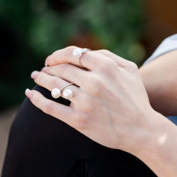 Ring with pearl and zircon stones
