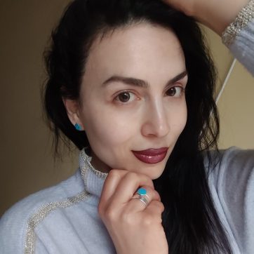 Silver stud earrings with turquoise stone