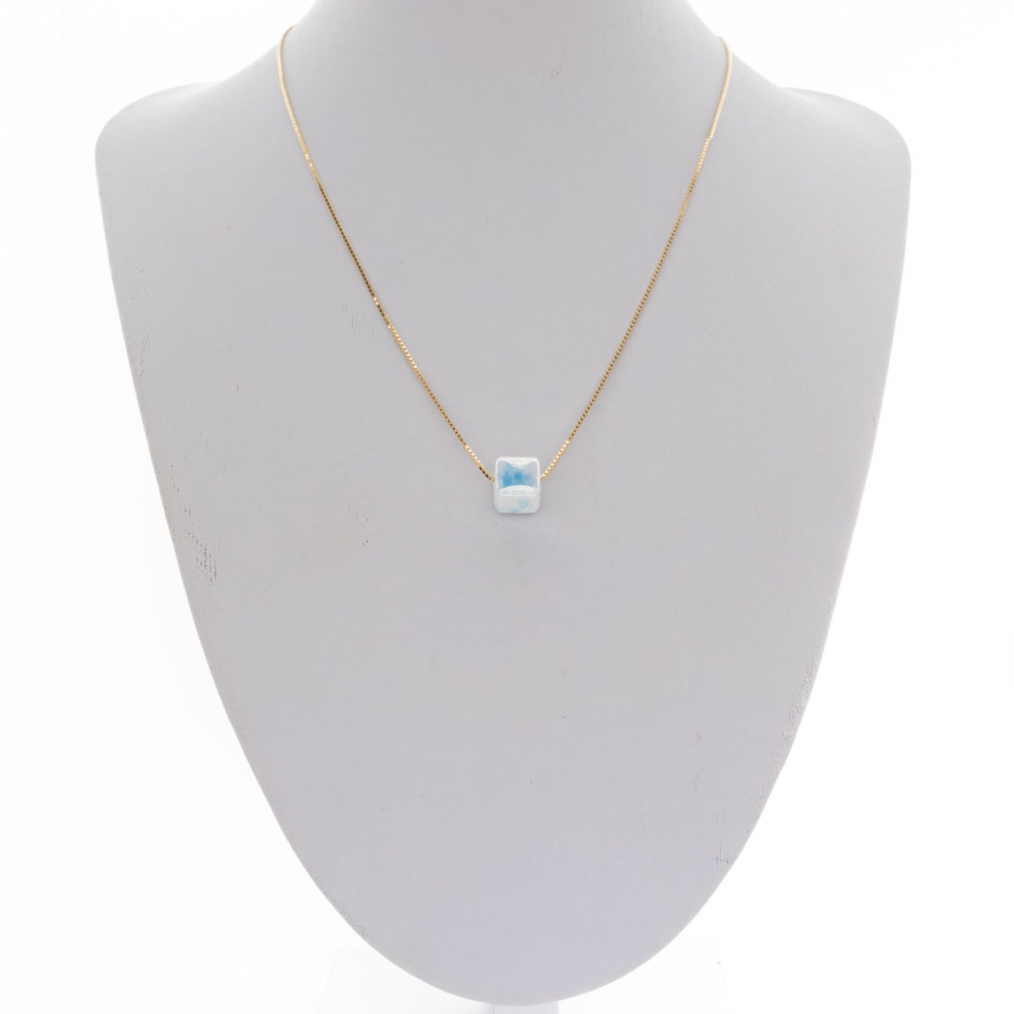 Κολιέ επίχρυσο με χάντρα λευκή με γαλάζια νερά