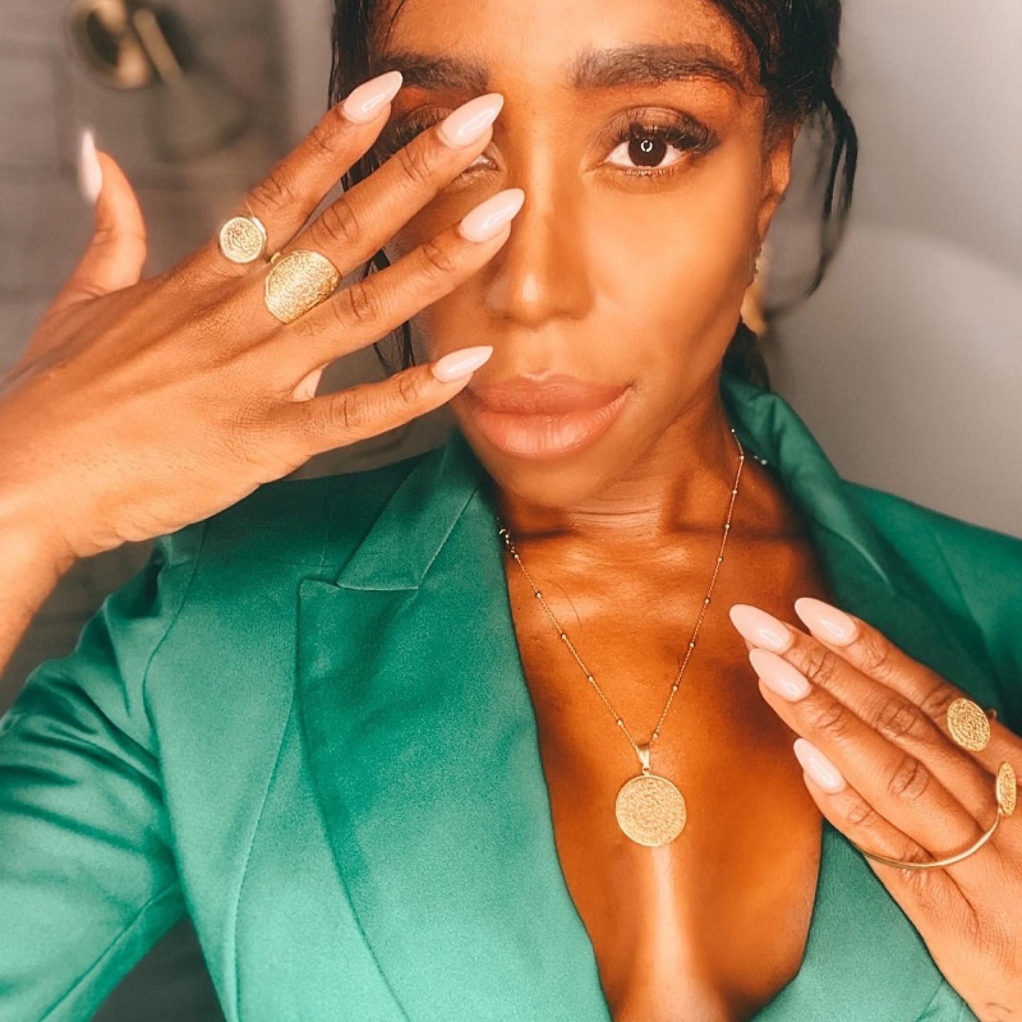 wear it like @elizabethelechi_