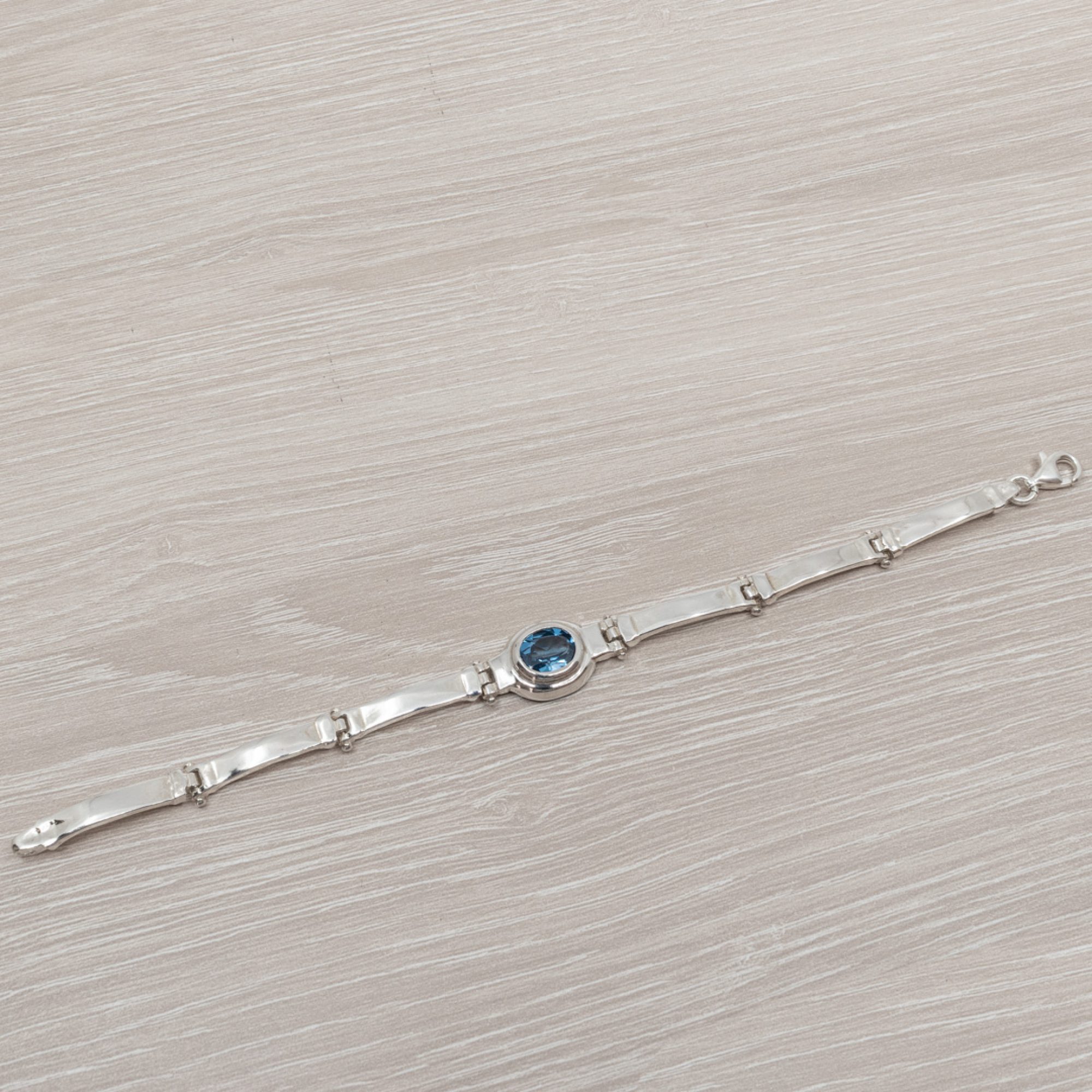 Bracelet with aquamarine stone