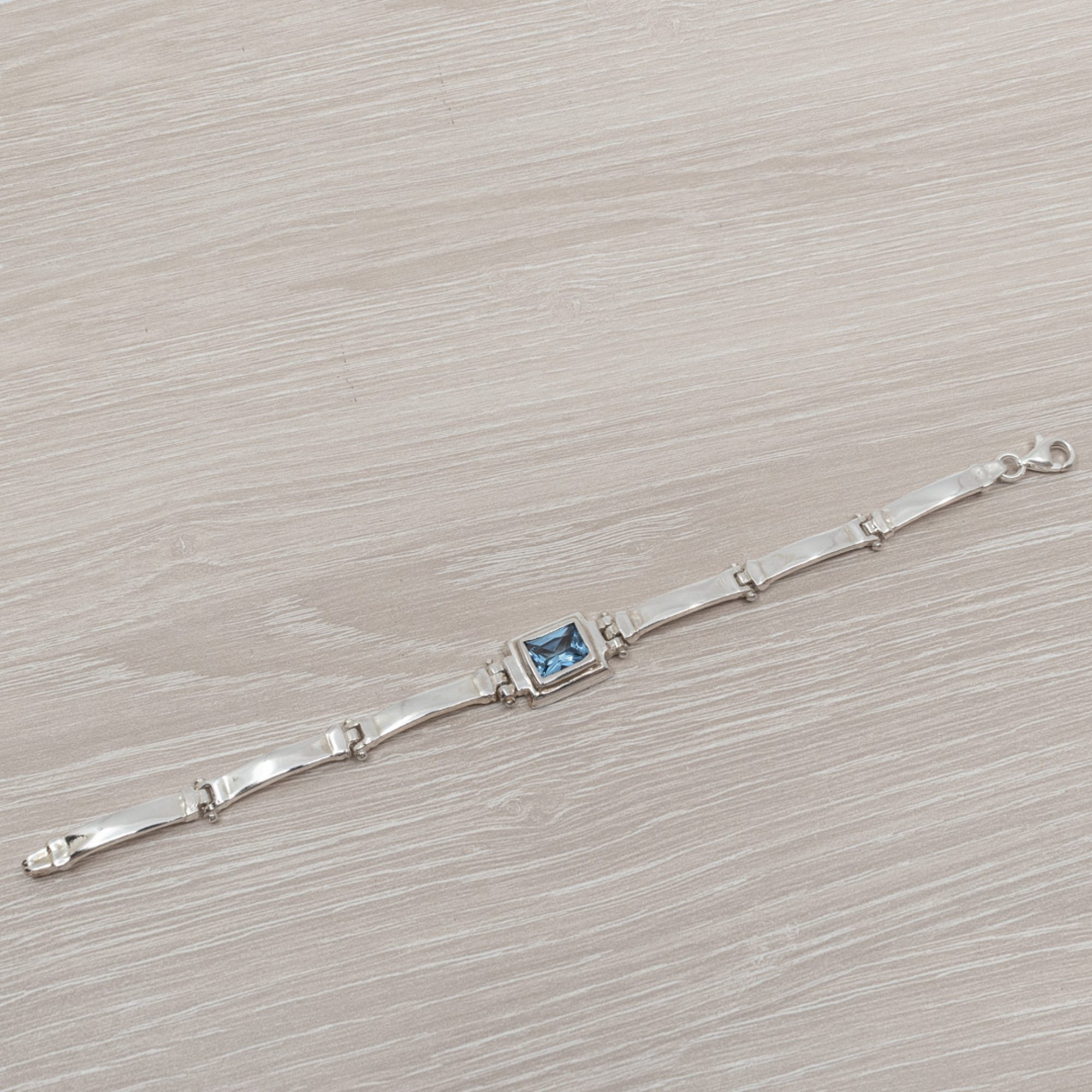 Bracelet with aquamarine stone