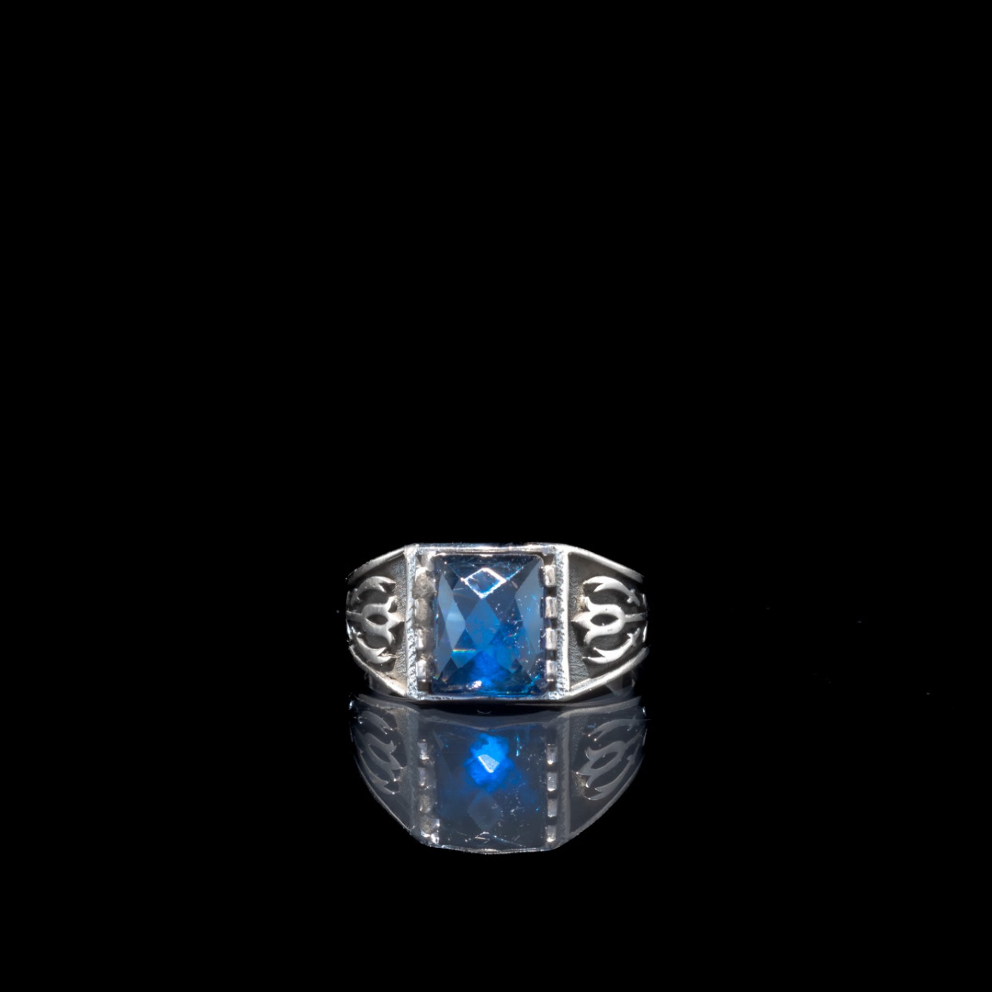 Silver ring with sapphire stone