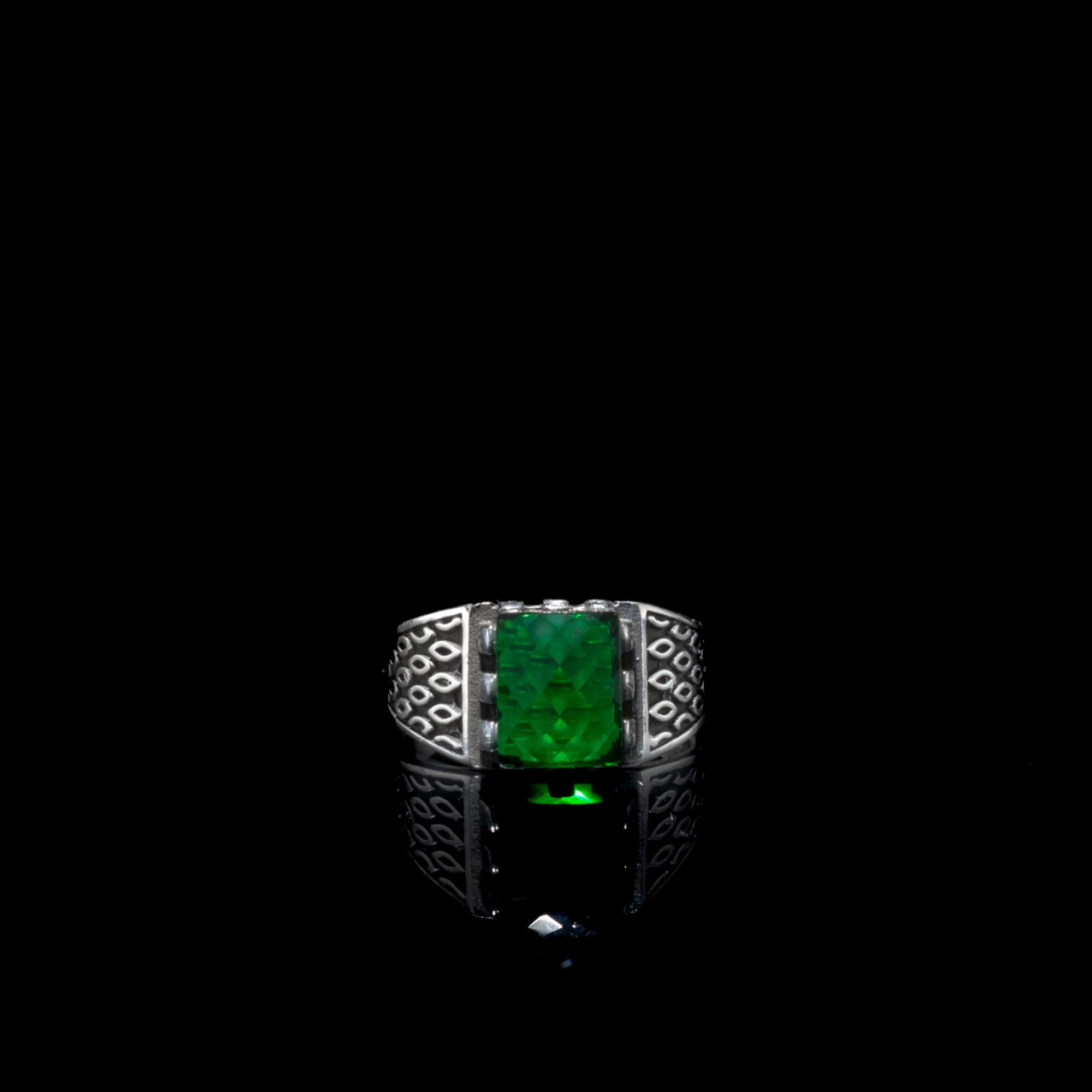 Silver ring with emerald stone